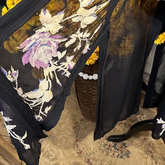 T Rose Embroidered Black Sheer Floral Sleeveless Duster - Picture 5 of 11